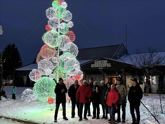 Un sapin illuminé de mille feux à Sainte-Jeanne-d'Arc