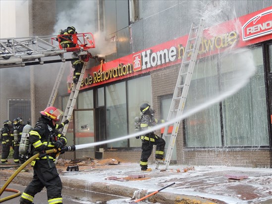 Incendie au Rénomax sur la rue de l'Église à Mistassini