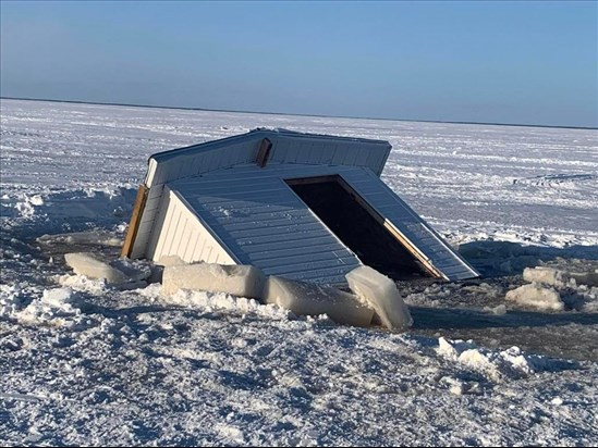 Des cabanes prisonnières des glaces du lac Saint-Jean