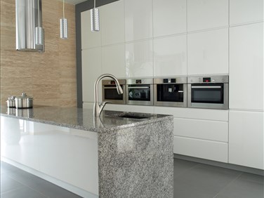 Comptoir granite ou quartz : quelle option choisir pour votre plan de travail ?