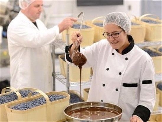 La production de bleuets sauvages au chocolat débute à la Chocolaterie des Pères