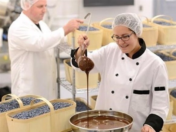 La production de bleuets sauvages au chocolat débute à la Chocolaterie des Pères